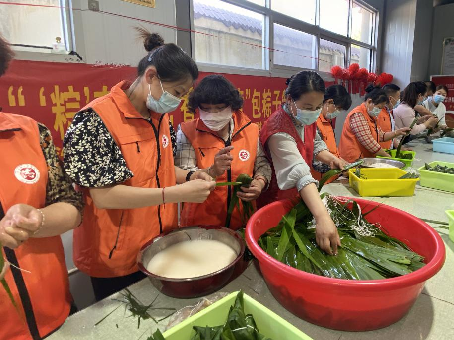 青口供電所黨支部聯(lián)合生產(chǎn)生活服務(wù)中心分會、黃沙坨社區(qū)，共同舉辦“悠悠艾草香 濃濃端午情”系列活動。.png